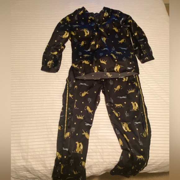 Black satiny pajamas 🐆🌴⭐️ - Picture 2 of 11